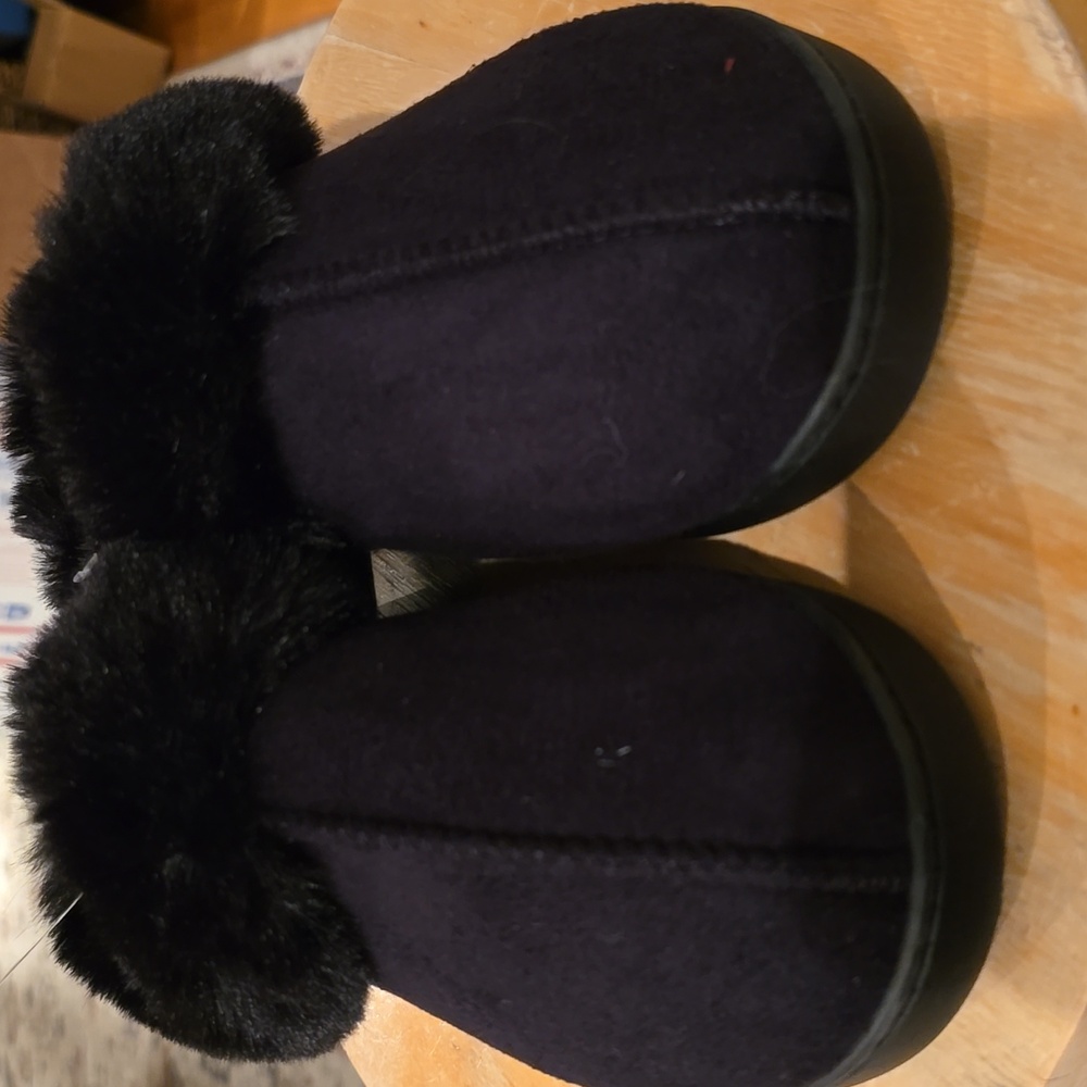 CUDDL DUDS BRAND WOMENS BLACK & SLIPPERS SIZE SMALL 5-6